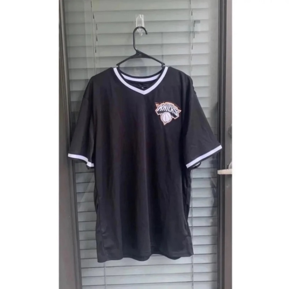 New York Knicks Shirt Size XL.